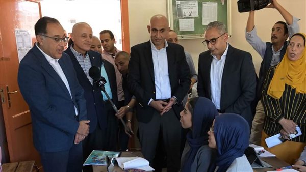 رئيس الوزراء خلال زيارته لمدارس الأقصر