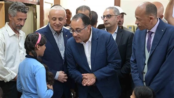 رئيس الوزراء يحاور طالبة 