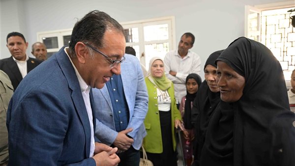 مدبولي يتفقد المركز التكنولوجي بقرية الشغب بإسنا ويجري حوار 