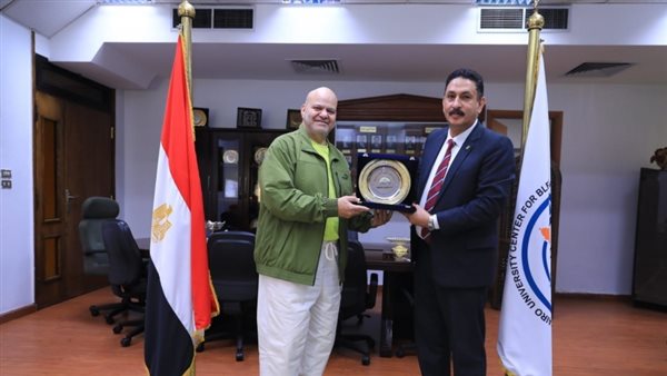 جامعة القاهرة تكرم المدير الفني في لعبة رفع الأثقال