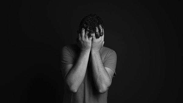 ما هي أسباب وأعراض الاكتئاب؟