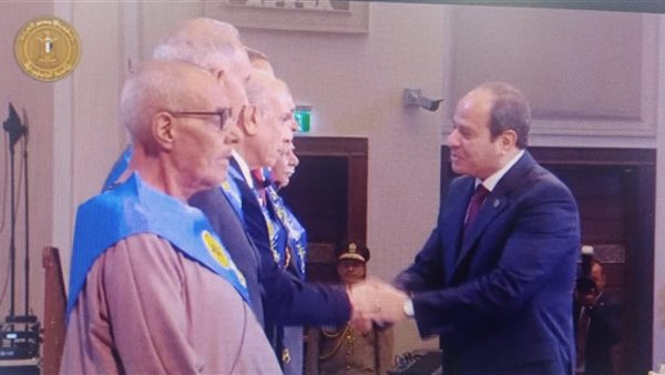 الرئيس السيسي يلتقط صورًا تذكارية مع أبطال حرب أكتوبر