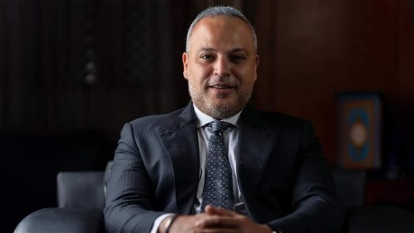 تامر عبد المنعم يعلن سرقة حساباته الشخصية 