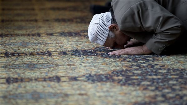 حكم صلاة من صلى دون أن يتحرى جهة القبلة