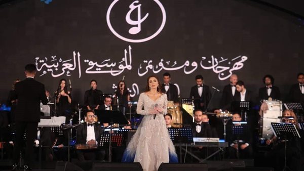 عبير نعمة تتألق في تقديم أغنيتها بصراحة