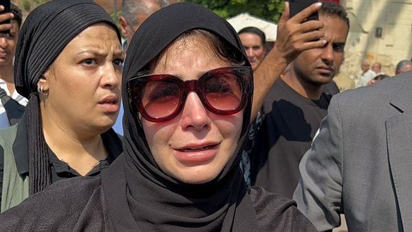 ملك قورة تظهر بعباءة سوداء ووجه حزين أثناء تشيع جثمان جدتها