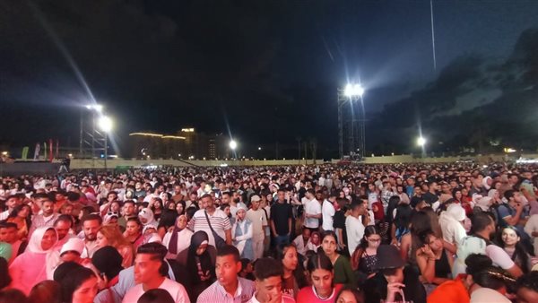 جماهير حفلة تامر حسني في حديقة أنطونيادس