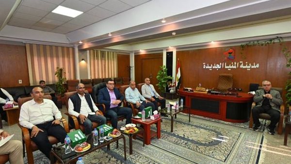 اجتماع وزير الإسكان مع محافظ المنيا وعدد من المسئولين