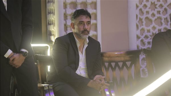 عمرو مصطفى في عزاء الشاعر أحمد علي موسى