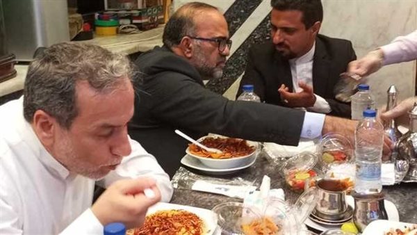 وزير الخارجية الإيراني يتناول الكشري 