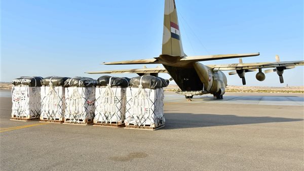 القوات المسلحة تسقط المساعدات إلى قطاع غزة