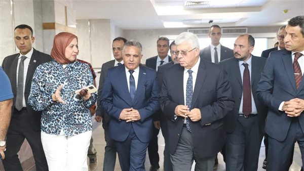 وزير التعليم العالي يتفقد مستشفي جامعة السويس 