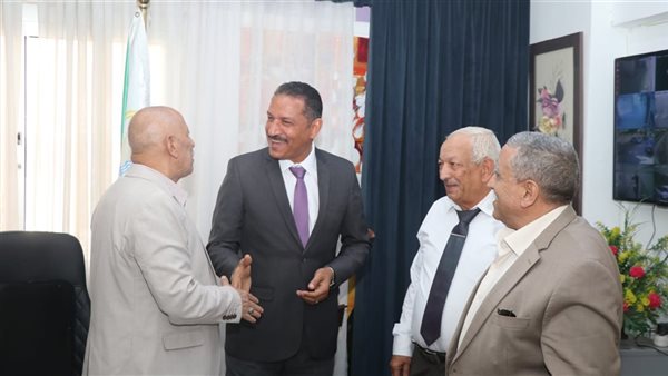 وكيل التعليم بالجيزة ووفد نقابة المهن التعليمية