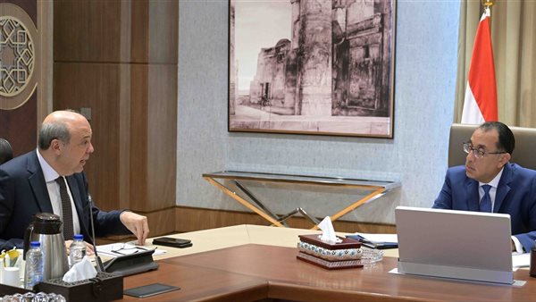 رئيس الوزراء يتابع موقف تطوير مطاري برج العرب والعلمين 