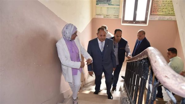 محافظ بورسعيد خلال زيارته مدرسة القناة
