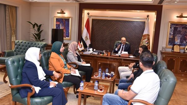 وزير العمل خلال اجتماعه بالوفد الصيني