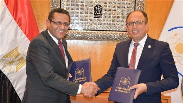 رئيس جامعة حلوان مع نقيب الصحفيين 