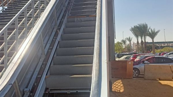الانتهاء من تركيب السلالم الكهربائية