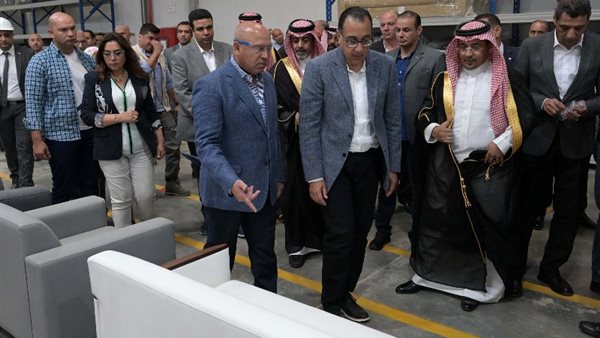 رئيس الوزراء يتفقد مصنع يونيفرسال للأثاث