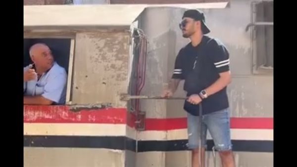شخص يصعد على القطار أثناء التحرك