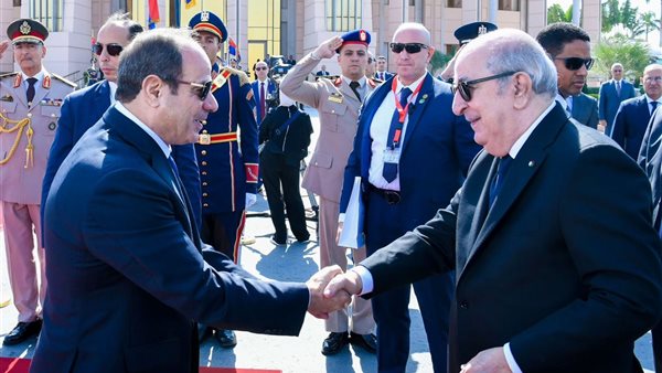 الرئيس عبد الفتاح السيسي يودع الرئيس الجزائري