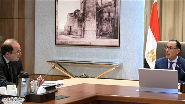 وزير المالية مع رئيس مجلس الوزراء