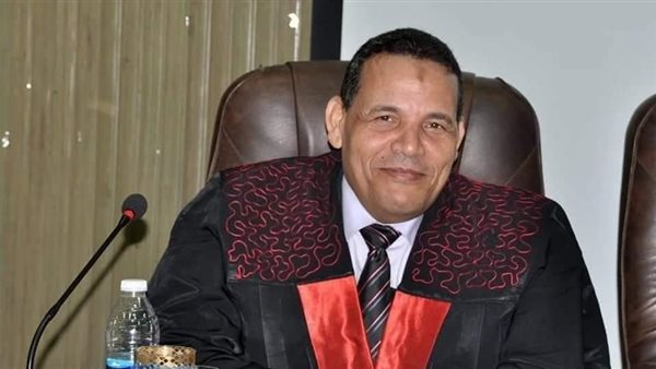 الدكتور عبد الباسط دياب أستاذ التربية المقارنة بجامعة سوهاج