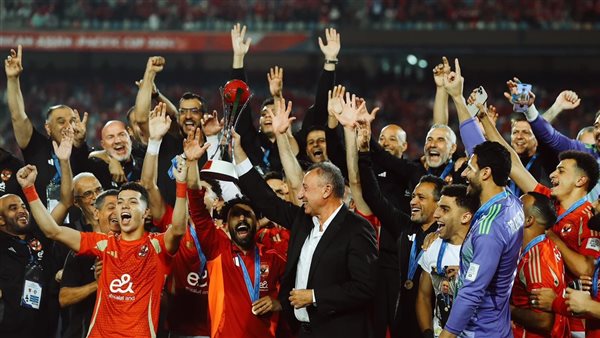احتفال محمود الخطيب على منصة التتويج 