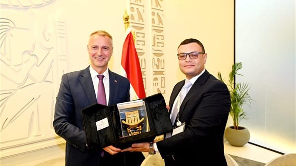 وير الإسكان مع نظيرة الأذرابيجاني