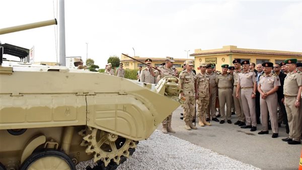 وزير الدفاع يشهد مناقشة البحث الرئيسى لإدارة المدرعات