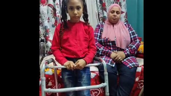 الطفلة رقية ووالدتها 