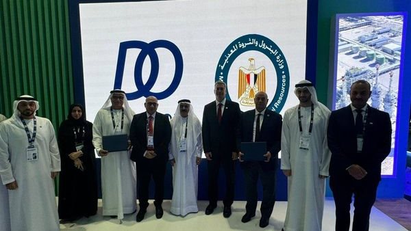 وزير البترول مع مسئولي الشركة الإماراتية