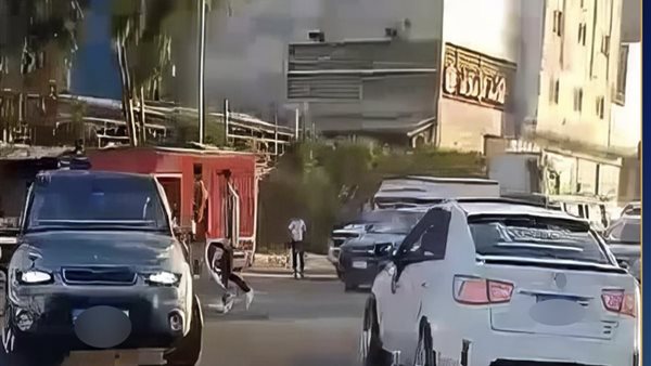 شاب يقوم بحركات استعراضية بسيارة 