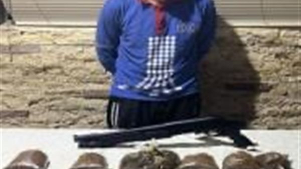 المتهم بحوزته المضبوطات 