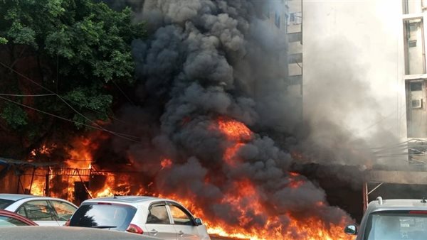 حريق ضخم يدمر في العاصمة اللبنانية بيروت يفجر سيارات (فيديو)