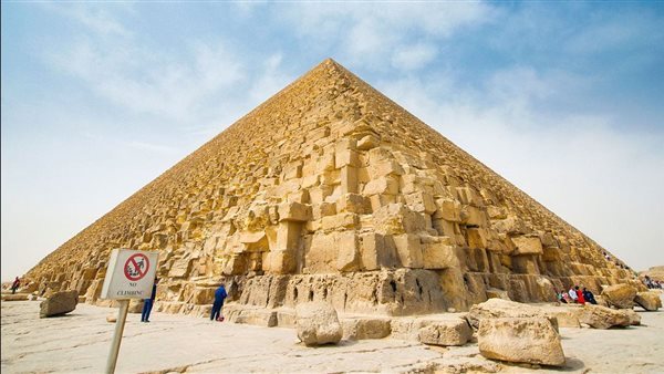 مهندس يصعد هرم خفرع