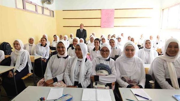 امتحانات الصف الثانى الثانوي ورقى ام تابلت 2024