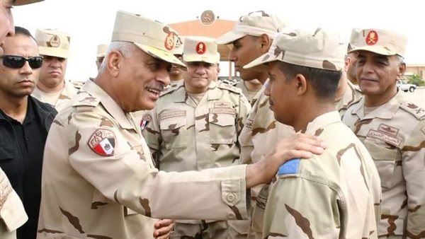 وزير الدفاع يتفقد عدد من مراكز تدريب المجندين 