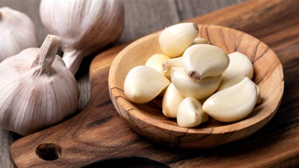 ما أضرار تناول الثوم على الريق