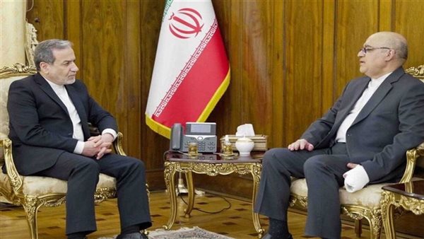 أول ظهور لوزير خارجية إيران بعد بتر أصابعه بـ أجهزة البيجر