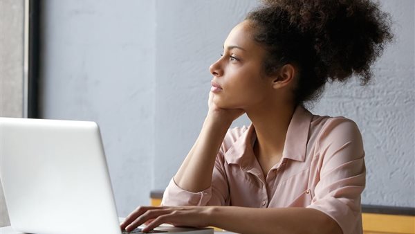 10 علامات تدل على أنه يفكر بك وهو بعيد 