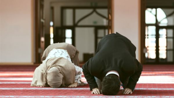 هل يجوز للزوجة الوقوف بجانب زوجها في الصلاة