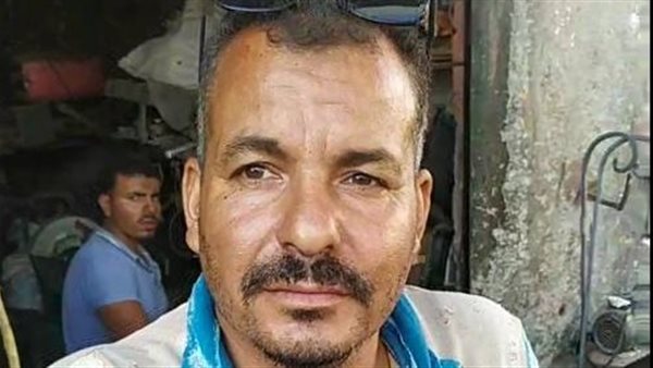 عم عادل .. قصة حداد أربعيني