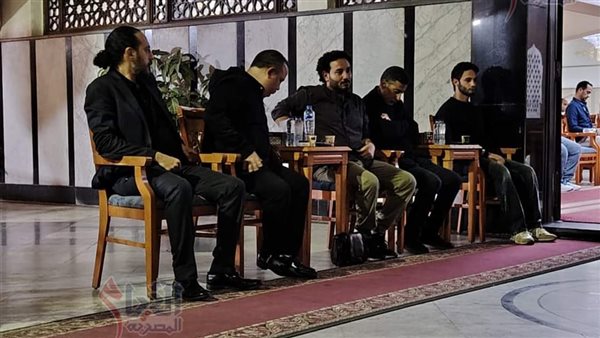 المخرج معتز حسام يستقبل عزاء والدته