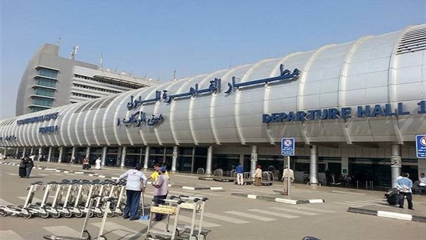 وزارة الطيران ترد على البلوجر الايطالي بسبب مطار القاهرة