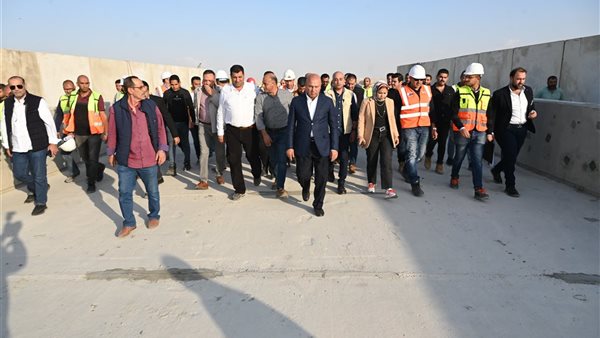 وزير النقل يتابع سير عمل شبكة القطار الكهربائي السريع 