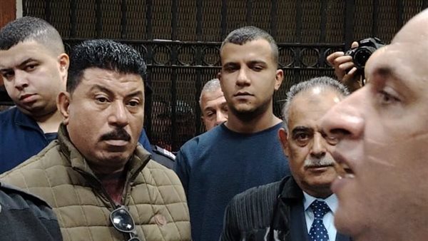 عصام صاصا ومحاميه أمام المحكمة 