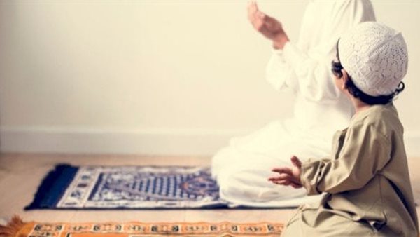 حكم التفات الأم لطفلها أثناء الصلاة