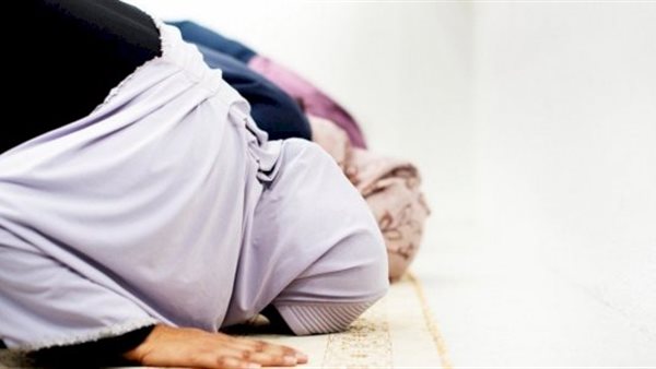 ما حكم صلاة المرأة في وجود رجال
