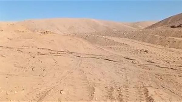 شاب مدفون تحت الرمال